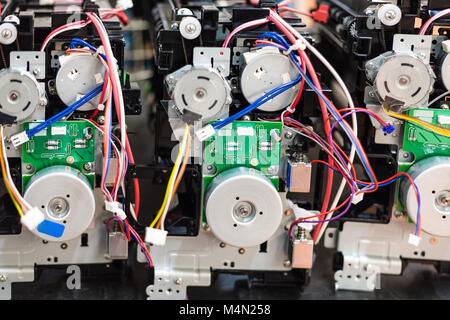 Avis de circuits imprimés sur les cartouches durant l'assemblage de nouvelles imprimantes en atelier Banque D'Images