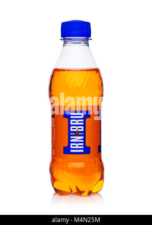Londres, Royaume-Uni - 14 février 2018 : Petite bouteille en plastique d'IRN BRU soft drink orange sur fond blanc. Banque D'Images