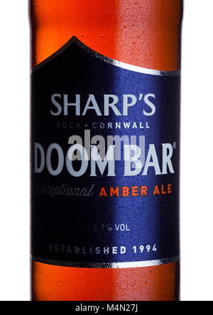 Londres, Royaume-Uni - 14 février 2018 : le froid l'étiquette du flacon de Sharp's Doom Bar amber ale sur fond blanc. Banque D'Images