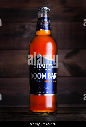 Londres, Royaume-Uni - 14 février 2018 : Froid bouteille de Sharp's Doom Bar amber ale sur fond de bois. Banque D'Images