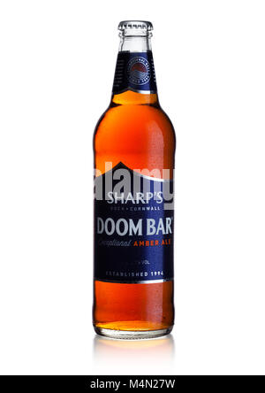 Londres, Royaume-Uni - 14 février 2018 : Froid bouteille de Sharp's Doom Bar amber ale sur fond blanc avec de la rosée. Banque D'Images