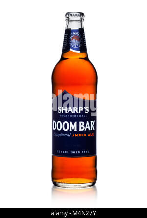 Londres, Royaume-Uni - 14 février 2018 : Froid bouteille de Sharp's Doom Bar amber ale sur fond blanc. Banque D'Images
