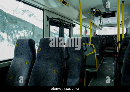 Vue intérieure d'un bus de La Poste de l'entreprise de transport suisse, Valais Suisse, district Banque D'Images