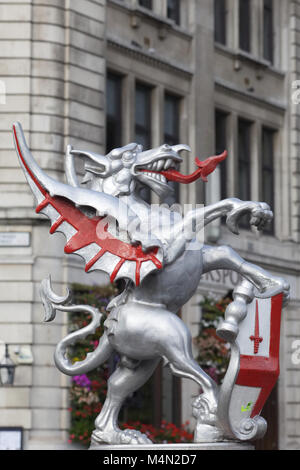 Marques de limites Dragon, fonte statue de dragon sur un socle en pierre qui marque les limites de la ville de Londres, Angleterre Banque D'Images