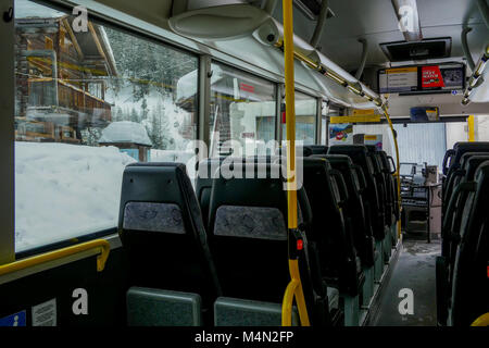 Vue intérieure d'un bus de La Poste de l'entreprise de transport suisse, Valais Suisse, district Banque D'Images