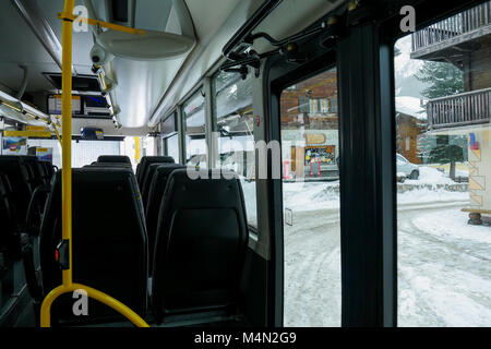 Vue intérieure d'un bus de La Poste de l'entreprise de transport suisse, Valais Suisse, district Banque D'Images