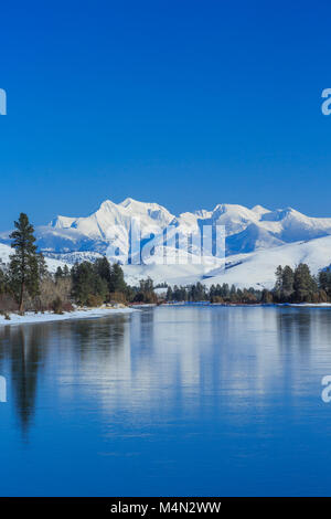 Rivière flathead, ci-dessous la mission montagne en hiver près de Dixon, Montana Banque D'Images