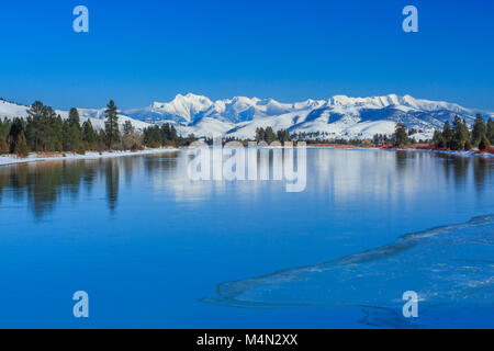 Rivière flathead, ci-dessous la mission montagne en hiver près de Dixon, Montana Banque D'Images