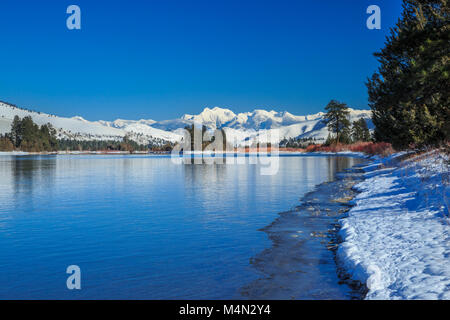 Rivière flathead, ci-dessous la mission montagne en hiver près de Dixon, Montana Banque D'Images