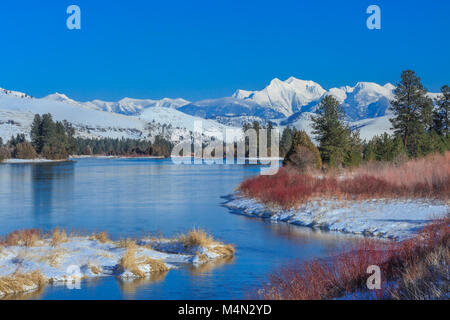 Rivière flathead, ci-dessous la mission montagne en hiver près de Dixon, Montana Banque D'Images