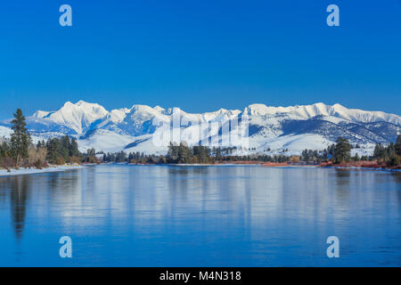 Rivière flathead, ci-dessous la mission montagne en hiver près de Dixon, Montana Banque D'Images