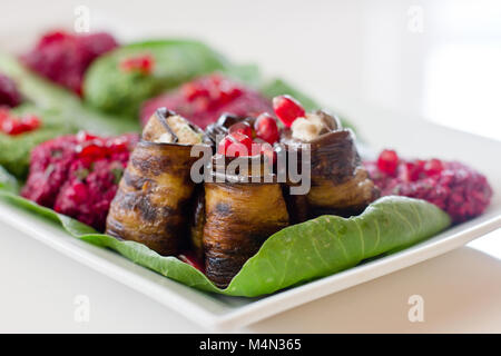 Rouleaux de l'aubergine avec un remplissage de noix, Georgian snack 'pkhali" d'épinards et de betteraves aux herbes et graines de grenade, sur la feuille de chard Banque D'Images