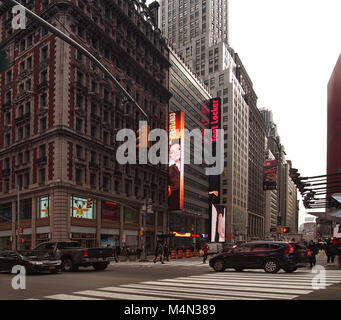 New York , New York, USA. 1 février, 2018. Coin de la 42e Rue et Broadway à Manhattan, sur un après-midi de semaine Banque D'Images