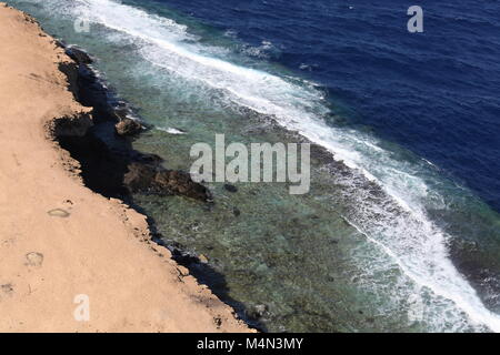 Vagues qui la rive Banque D'Images