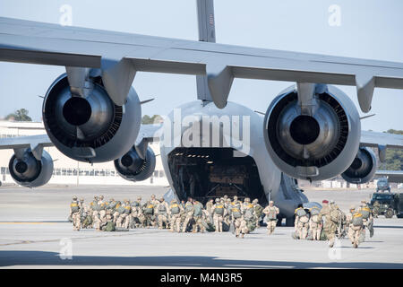 Le pape ARMY AIRFIELD, N.C. - Des soldats de la 82e Division aéroportée à Fort Bragg se préparent à charger un C-17 Globemaster III le 9 février 2018, au cours d'une semaine de gros paquets d'urgence et de l'exercice de la préparation au déploiement a eu lieu ici au 11 février. Aviateurs dans le 43d du Groupe des opérations de mobilité aérienne au Pape fourni l'appui au sol pour les équipages de l'Armée de l'air transport aérien de soldats et d'équipement hors du Pape domaine pendant l'exercice. Tout au long de la semaine, les équipes de l'Air Mobility Command effectué 173 missions, transportant plus de 3 000 parachutistes et 2,8 millions de livres de véhicules lourds, la livraison de conteneur s Banque D'Images