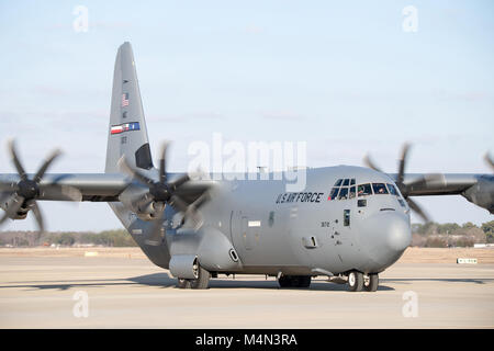 Le pape ARMY AIRFIELD, N.C. - Un C-130J Hercules du 317e Airlift Wing à Dyess Air Force Base, Texas, exécute ses moteurs en attendant le départ de la rampe verte ici avec une charge de la 82e Airborne Division Le 9 février 2018, parachutistes, lors d'une semaine de gros paquets d'urgence et la disponibilité du déploiement se tiendra du 5 au 11 février. Aviateurs dans le 43d du Groupe des opérations de mobilité aérienne au Pape fourni l'appui au sol pour les équipages de l'Armée de l'air transport aérien de soldats et d'équipement hors du Pape domaine pendant l'exercice. Tout au long de la semaine, les équipes de l'Air Mobility Command effectué 173 missions, le transport m Banque D'Images