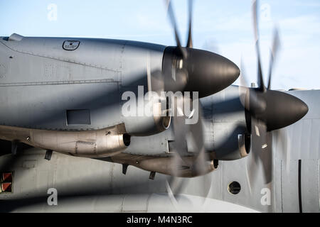 Le pape ARMY AIRFIELD, N.C. - Un C-130J Hercules de la 19e Escadre de transport aérien à la base aérienne de Little Rock, Ark., moteurs commence comme il se prépare à quitter la rampe verte ici avec une charge de la 82e Airborne Division Le 9 février 2018, parachutistes, lors d'une semaine de gros paquets d'urgence et la disponibilité du déploiement se tiendra du 5 au 11 février. Aviateurs dans le 43d du Groupe des opérations de mobilité aérienne au Pape fourni l'appui au sol pour les équipages de l'Armée de l'air transport aérien de soldats et d'équipement hors du Pape domaine pendant l'exercice. Tout au long de la semaine, les équipes de l'Air Mobility Command effectué 173 missions, transport de plus Banque D'Images