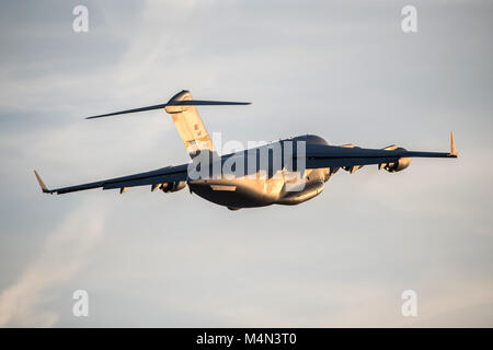 Le pape ARMY AIRFIELD, N.C. - Un C-17 Globemaster III à partir de la 437e Airlift Wing at Joint Base Charleston, S.C., lance au crépuscule avec une charge de la 82e Airborne Division de parachutistes et le 9 février, 2018 fret, au cours d'une semaine de gros paquets d'urgence et la disponibilité du déploiement se tiendra du 5 au 11 février. Aviateurs dans le 43d du Groupe des opérations de mobilité aérienne au Pape fourni l'appui au sol pour les équipages de l'Armée de l'air transport aérien de soldats et d'équipement hors du Pape domaine pendant l'exercice. Tout au long de la semaine, les équipes de l'Air Mobility Command effectué 173 missions, transportant plus de 3 000 parachutistes et Banque D'Images