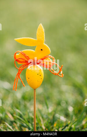 Fond jaune avec concept de pâques bunny figure Banque D'Images