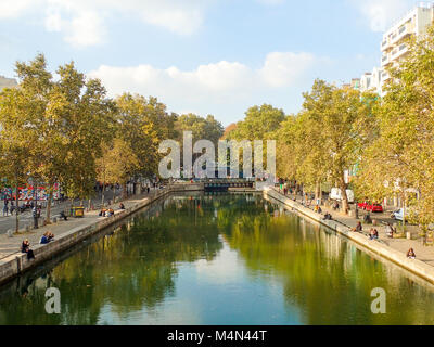 Se détendre au bord du Canal Saint-Martin à Paris Banque D'Images