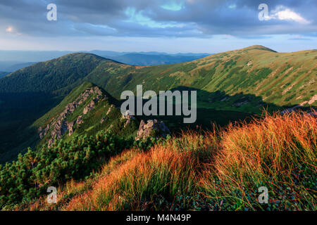 Vue de la stony hills par soir rougeoyant du soleil Banque D'Images