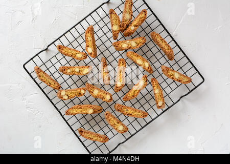 Cantuccini - italien des cookies avec des amandes hachées. Banque D'Images