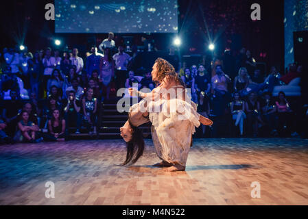Brno, République tchèque - 30 septembre 2017 : spectacle avec chorégraphie charismatique talentueux artistes à un festival de danse Show, ZoukTime Banque D'Images