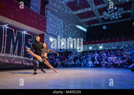 Brno, République Tchèque - 5 Février 2017 : spectacle avec chorégraphie charismatique talentueux artistes à un festival de danse Show, WestZoukTime Banque D'Images