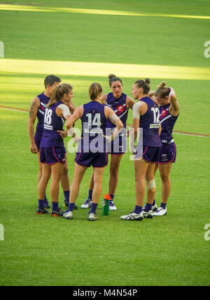 Fremantle AFL Football Club équipe de femmes jouant contre Collingwood devant une affluence record au stade d'Optus, Perth, WA, Australie. Banque D'Images