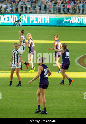 Fremantle AFL Football Club équipe de femmes jouant contre Collingwood devant une affluence record au stade d'Optus, Perth, WA, Australie. Banque D'Images