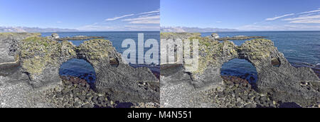Littoral et falaises de basalte à Arnarstapi nature reserve vu à travers le trou de la falaise. La péninsule de Snaefellsness, Islande Banque D'Images