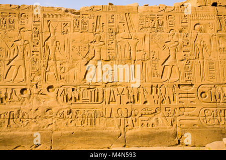 Hiéroglyphes sur un mur au Temple de Karnak, Egypte Banque D'Images