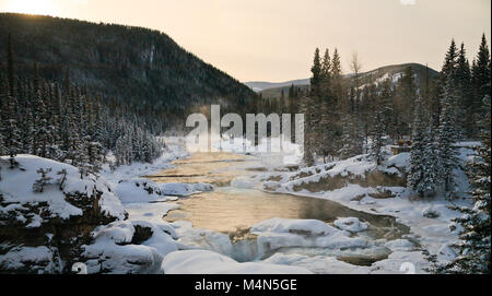 Une rivière de congélation dans les Rocheuses canadiennes, Alberta, Canada Banque D'Images