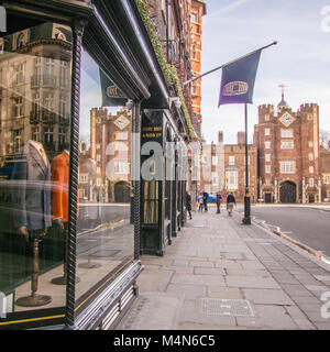 Vêtements pour hommes comme les 'films' KIngsman, sur St James's Street, Londres. St Jmes's Palace est à l'arrière-plan sur la droite Banque D'Images