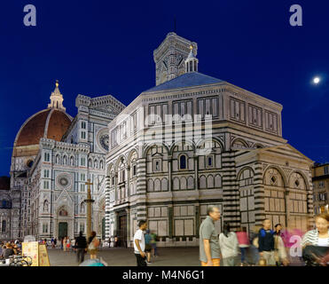 La cathédrale de Florence, le baptistère et le dôme de nuit de la Piazza di San Giovanni Banque D'Images