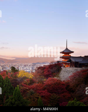 Sanjunoto de pagode du temple bouddhiste Temple Kiyomizu-dera à Kyoto, de beaux paysages d'automne lever de matin. Higashiyama, Kyoto, Japon, 2017. Banque D'Images