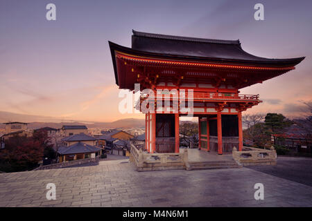 Licence disponible sur MaximImages.com - porte Nio-mon du temple bouddhiste Kiyomizu-dera dans un paysage matinal au lever du soleil. Porte Romon à deux étages avec Kyoto Banque D'Images