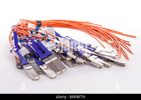 Tas de câbles de fibres optiques, isolé sur fond blanc. Banque D'Images