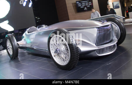 Toronto, Canada. 16 Février, 2018. Un prototype Infiniti 9 concept car est sur l'affichage au cours de l'International Canadien de l'auto 2018 au Metro Toronto Convention Centre, à Toronto, Canada, 16 février 2018. Avec plus de 1 000 voitures, camions, VUS, concept cars et classiques, la plus importante entreprise canadienne de l'automobile annuel expo a débuté le vendredi et durera jusqu'au 25 février. Credit : Zou Zheng/Xinhua/Alamy Live News Banque D'Images