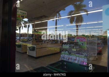 Parc, FL, USA. 16 Février, 2018. Vue extérieure du Dollar Store où l'école était à l'emploi Cruz Nikolas tir avant la fusillade ****NO NEW YORK DAILLIES****** Crédit : Hoo Punch/Me.Com/Media Alamy Live News Banque D'Images