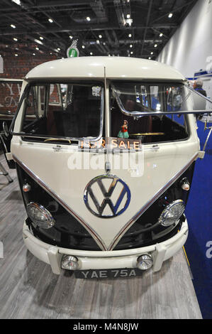 Londres, Royaume-Uni. 16 Février, 2018. Un Type 2 Volkswagen Transporter écran partagé sur l'affichage à la London Classic Car Show qui aura lieu à l'ExCel London, Royaume-Uni. Plus de 700 des plus belles voitures classiques sont exposées à l'exposition allant de l'avant-guerre vintage tourers à un concept moderne de voitures. Crédit : Michael Preston/Alamy Live News Banque D'Images