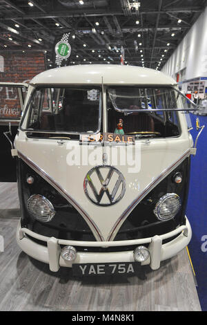 Londres, Royaume-Uni. 16 Février, 2018. Un Type 2 Volkswagen Transporter écran partagé sur l'affichage à la London Classic Car Show qui aura lieu à l'ExCel London, Royaume-Uni. Plus de 700 des plus belles voitures classiques sont exposées à l'exposition allant de l'avant-guerre vintage tourers à un concept moderne de voitures. Crédit : Michael Preston/Alamy Live News Banque D'Images