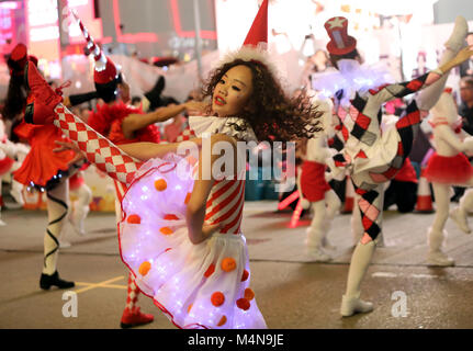 Hong Kong, Chine. 16 Février, 2018. Une comédienne effectue au cours de la Cathay Pacific International Chinese New Year Night Parade pour marquer les célébrations du Nouvel An lunaire de l'année du chien, à Hong Kong, Chine du Sud, 16 février 2018. Crédit : Li Peng/Xinhua/Alamy Live News Banque D'Images