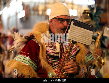 Hong Kong, Chine. 16 Février, 2018. Un acteur effectue au cours de la Cathay Pacific International Chinese New Year Night Parade pour marquer les célébrations du Nouvel An lunaire de l'année du chien, à Hong Kong, Chine du Sud, 16 février 2018. Crédit : Li Peng/Xinhua/Alamy Live News Banque D'Images