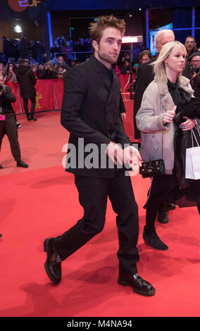 Berlin, Allemagne. 16 Février, 2018. Robert Pattison assiste à la première de 'Damsel' lors de la 68ème Festival International du Film de Berlin, Berlinale, à Berlinalepalast à Berlin, Allemagne, le 16 février 2018. - Pas de service de fil - Crédit : Hubert Boesl/dpa/Alamy Live News Banque D'Images