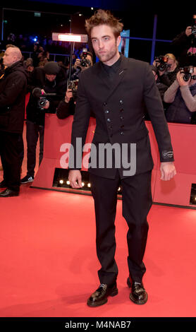 Berlin, Allemagne. 16 Février, 2018. Robert Pattison assiste à la première de 'Damsel' lors de la 68ème Festival International du Film de Berlin, Berlinale, à Berlinalepalast à Berlin, Allemagne, le 16 février 2018. - Pas de service de fil - Crédit : Hubert Boesl/dpa/Alamy Live News Banque D'Images