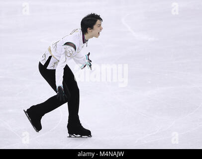 Pyeongchang, Corée du Sud. Feb 17, 2018. Yuzuru Hanyu du Japon célèbre après le Men's single skating patinage libre du patinage artistique à l'occasion des Jeux Olympiques d'hiver de PyeongChang 2018, à Gangneung Ice Arena, de Corée du Sud, le 17 février 2018. Yuzuru Hanyu a remporté la médaille d'or chez les hommes patinage unique avec 317,85 points au total. Credit : Han Yan/Xinhua/Alamy Live News Banque D'Images