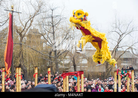 Nanjing. 16 Février, 2018. Une troupe d'artistes folk effectue la danse du lion à Taierzhuang ancienne ville dans l'est de la Chine, la province de Shandong, 16 février 2018. Diverses célébrations ont eu lieu dans toute la Chine, à embrasser le Nouvel An chinois. Credit : Su Yang/Xinhua/Alamy Live News Banque D'Images