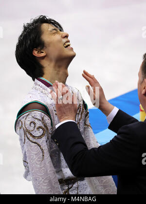 Gangneung, Corée du Sud. Feb 17, 2018. YUZURU HANYU gagnant de la médaille d'or du Japon célèbre après le patinage artistique : les hommes seul patinage libre à Gangneung Ice Arena pendant le 2018 Jeux Olympiques d'hiver de Pyeongchang. Crédit : Scott Mc Kiernan/ZUMA/Alamy Fil Live News Banque D'Images