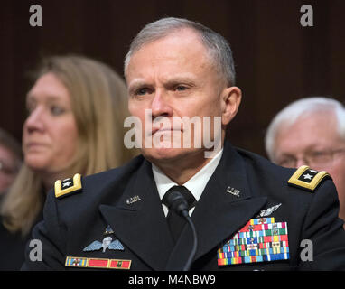 Washington, USA. Feb 13, 2018. Defense Intelligence Agency (DIA) Directeur général Robert P. Ashley, Jr., Armée des États-Unis, témoigne devant le comité du Sénat américain sur l'intelligence au cours d'une audience pour examiner les menaces à l'échelle mondiale sur la colline du Capitole à Washington, DC le Mardi, Février 13, 2018 Credit : Ron Sachs/CNP - AUCUN FIL SERVICE - Credit : Ron Sachs/consolidé Nouvelles Photos/Ron Sachs - CNP/dpa/Alamy Live News Banque D'Images